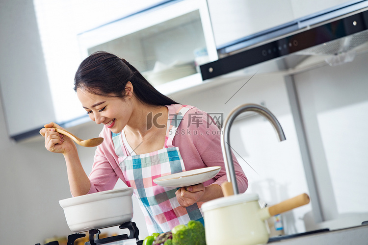 青年女人在厨房煲汤