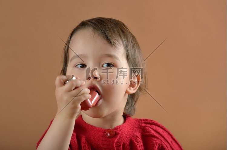小女孩呼吸哮喘药物保健吸入器