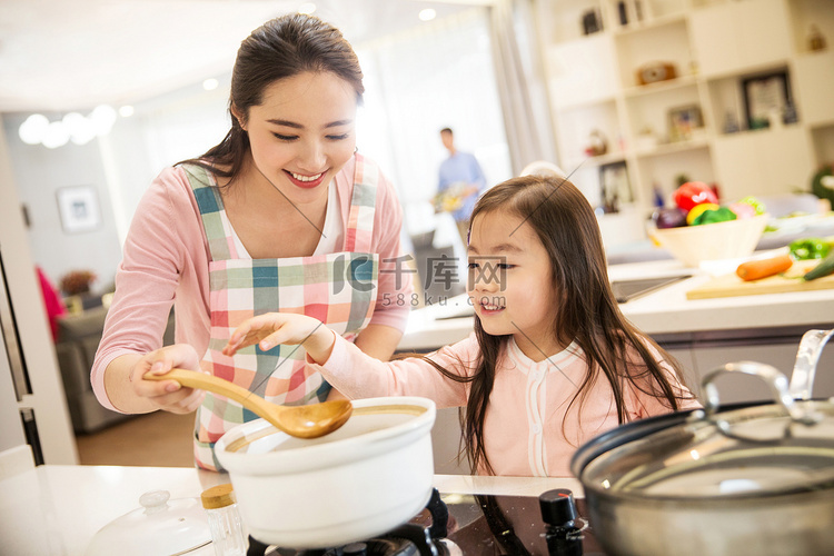 年轻妈妈和女儿在厨房