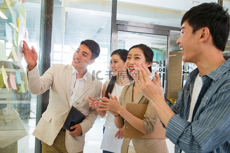 商务青年男女在开会