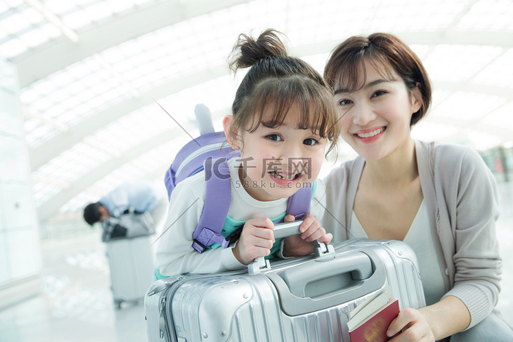 年轻妈妈带着孩子旅行