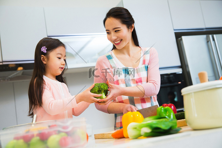 年轻妈妈和女儿在厨房