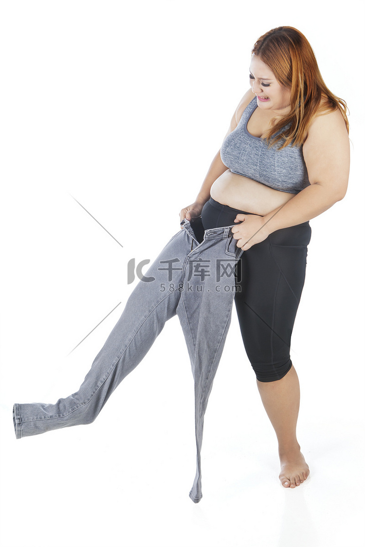 超重的女人穿着旧牛仔裤