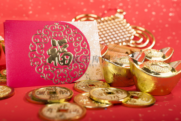 中国新年红包红包与金锭在红纸上