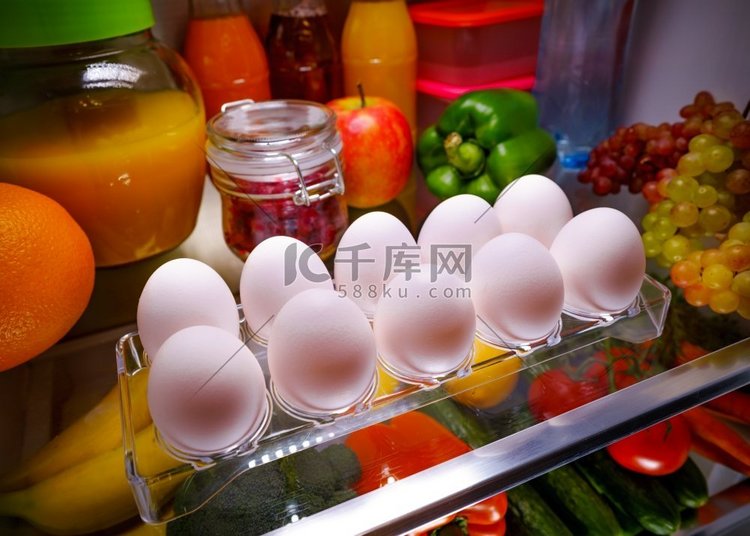 鸡蛋在一个架子上打开冰箱