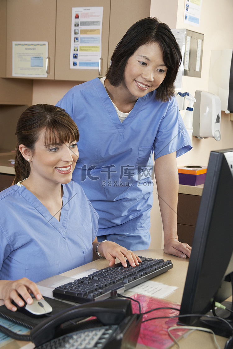 使用计算机在诊所护士