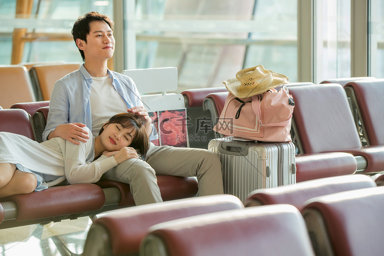 青年情侣坐在机场候机厅
