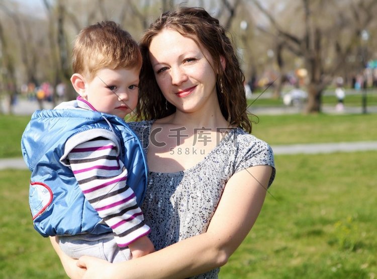 小男孩和他的母亲在春天公园