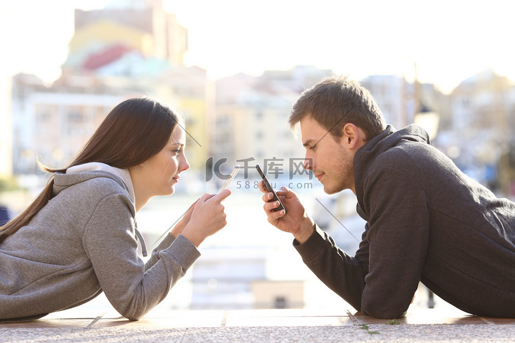 夫妇的青少年沉迷于智能手机
