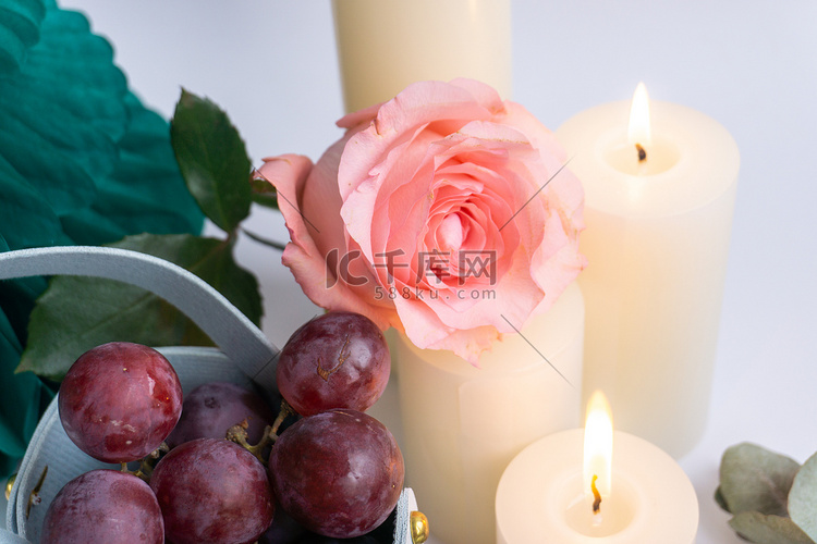 鲜花玫瑰庆祝节日浪漫布置白色礼