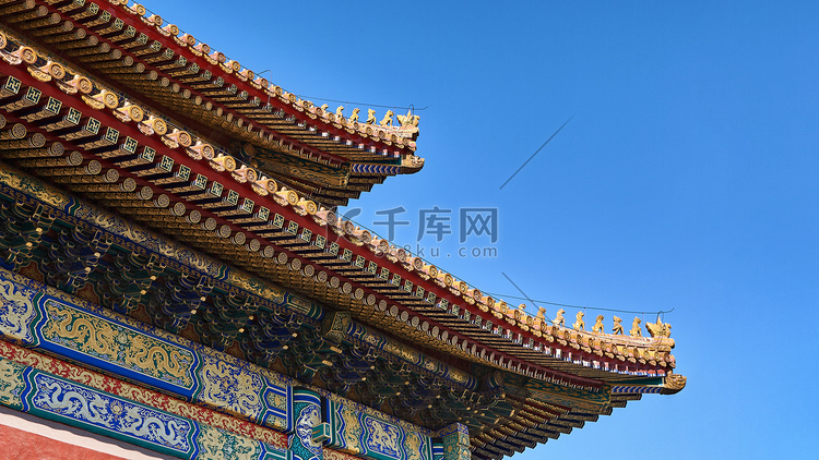 传统的中国屋顶，蓝天背景上有雕