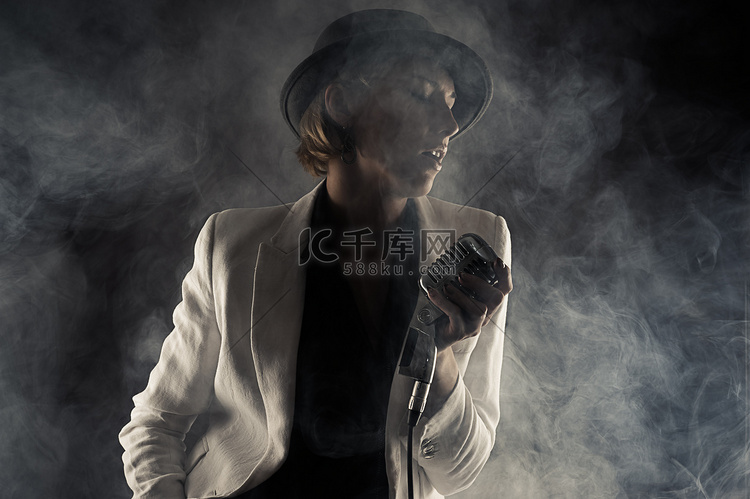 爵士歌手女人与烟气中的复古麦克