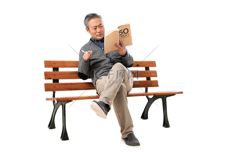 坐在长椅上的老人看书