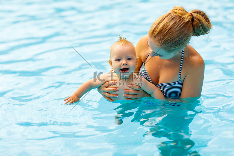 妈妈和宝宝在游泳池里游泳