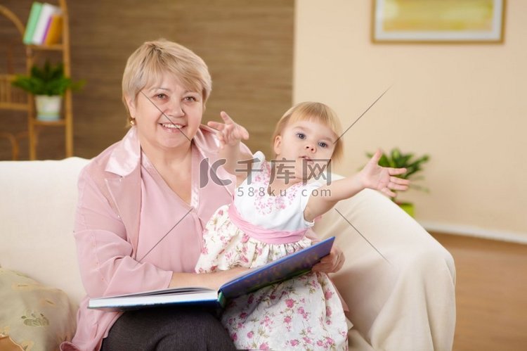 奶奶在家里给她的爷爷读书