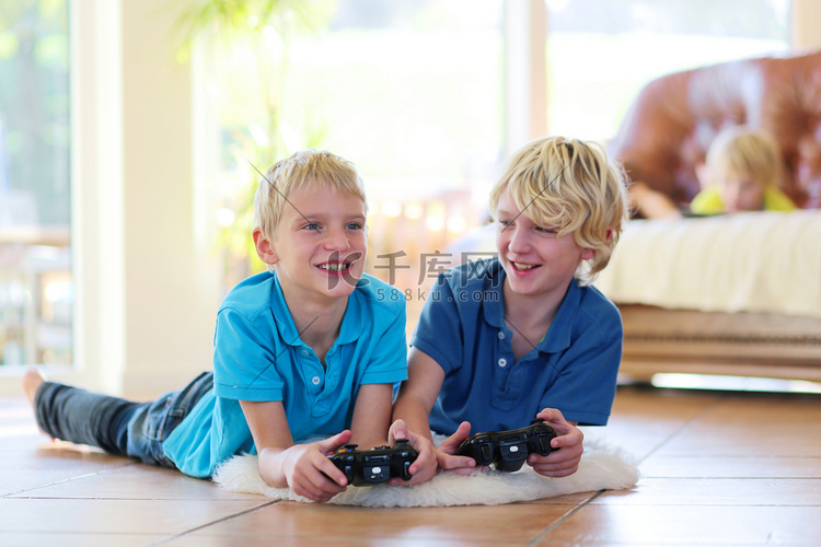 两个兄弟在家里玩电子游戏