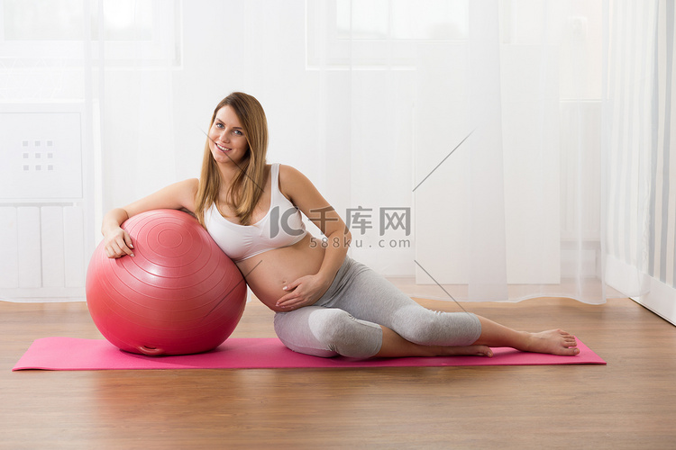 在她怀孕期间享受健康的生活方式