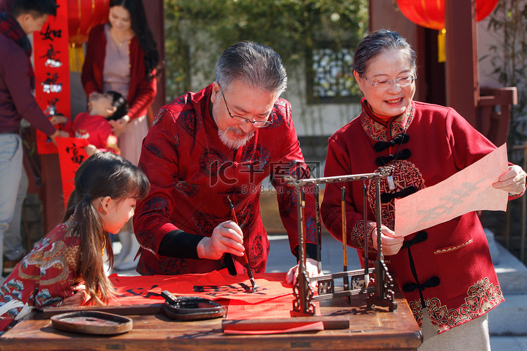 幸福的大家庭贴春联庆祝新年