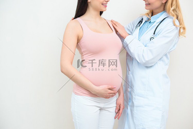 妇产科妇科医生支持孕妇的裁剪照