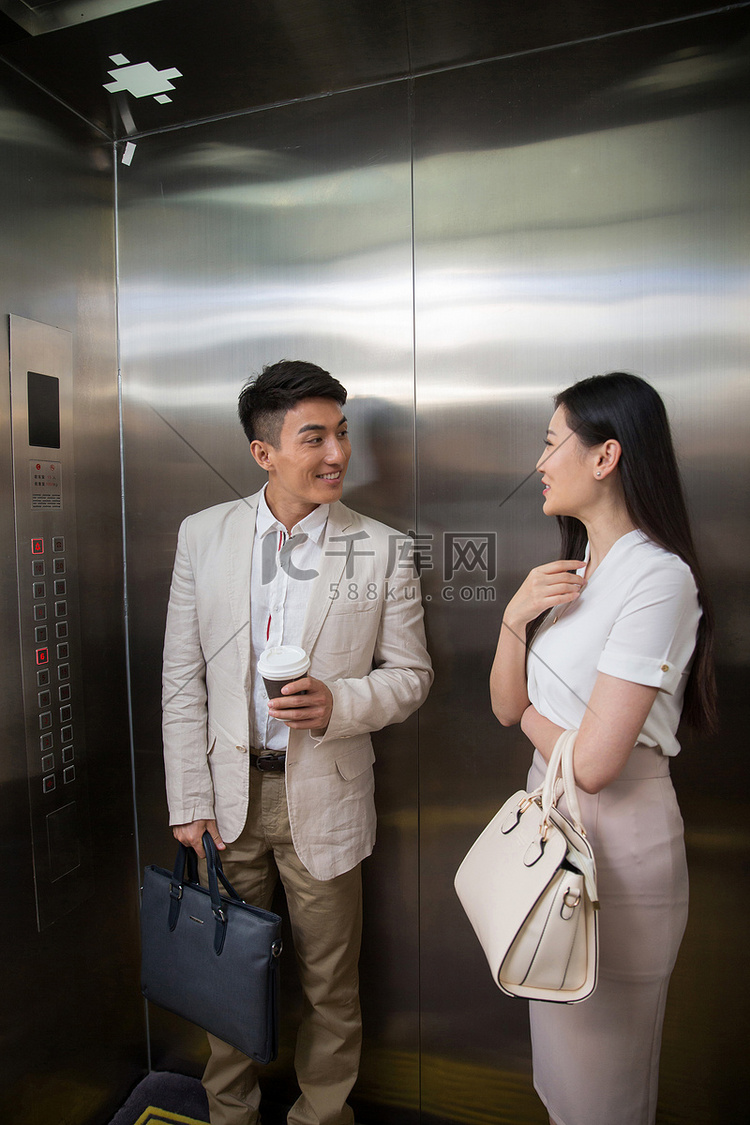商务青年男女乘电梯