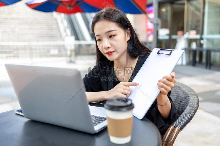 商务人像下午白领女性咖啡店办公