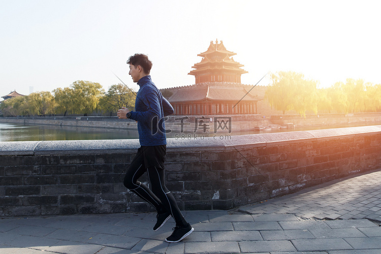 青年男人户外慢跑