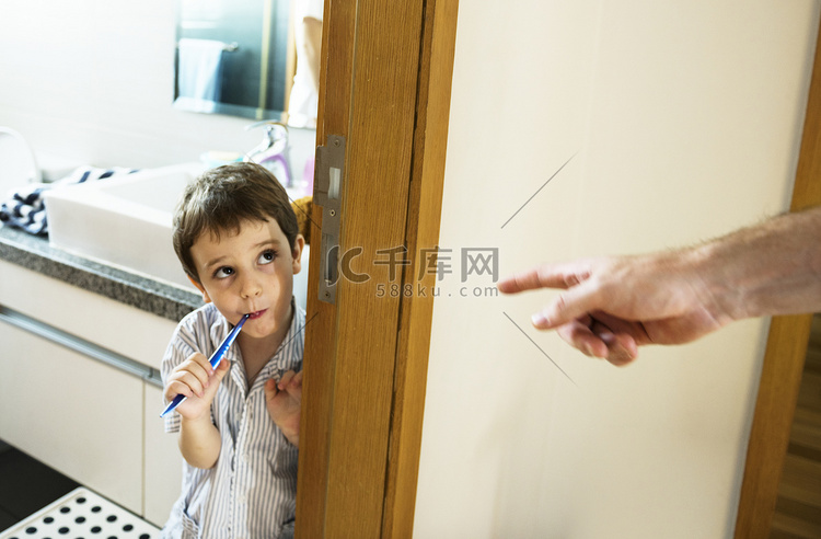 淘气的男孩刷牙, 原来的 photoset