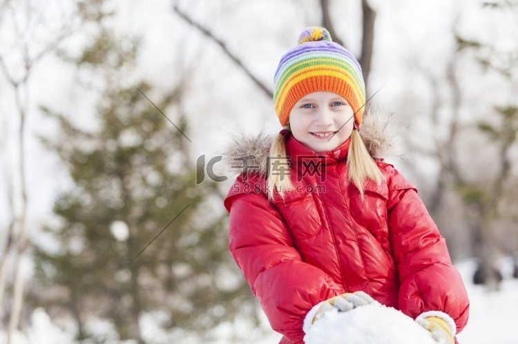 可爱的女孩的学龄具有乐趣在冬季