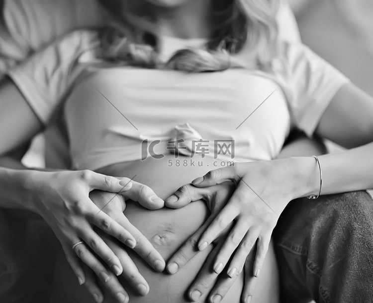 怀孕概念分娩和爱/男人和女人，