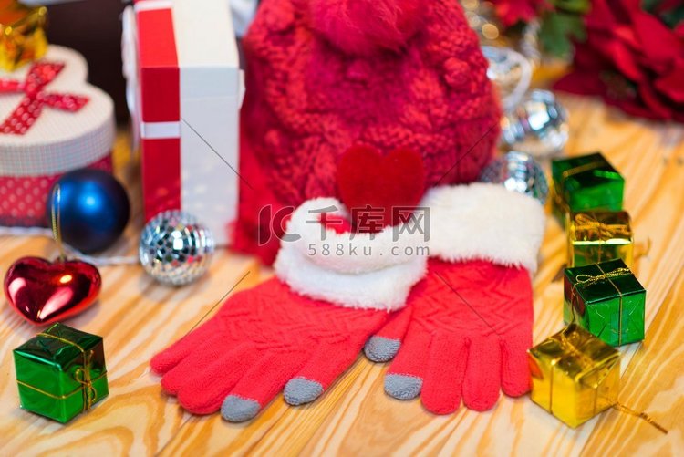 作为圣诞礼物的红色帽子和袜子
