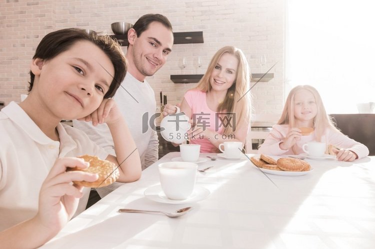 带着孩子的家庭在吃早餐。幸福的