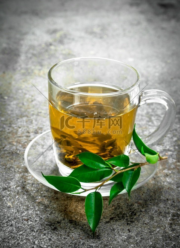 玻璃杯里的绿茶。在一个乡村的背