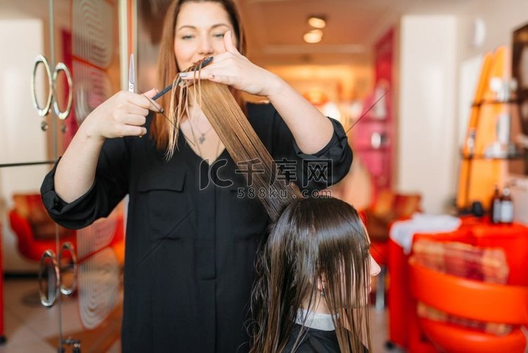 女发型师经营梳子，女发型师在美