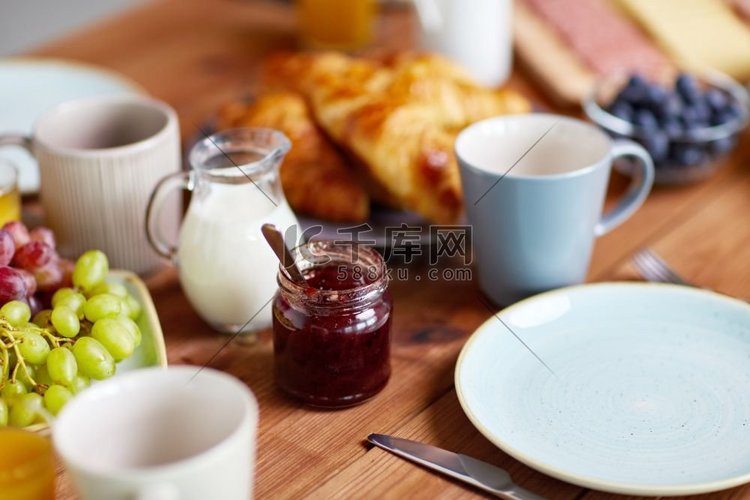 食物和饮食概念-早餐时在木桌上