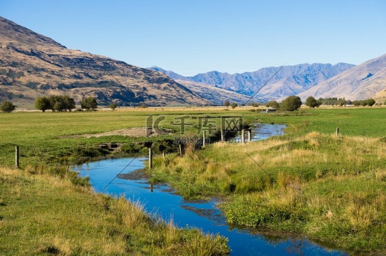 风景如画。新西兰阿尔卑斯山和溪