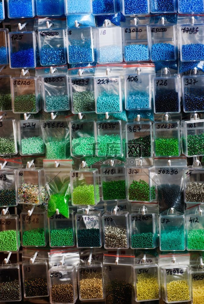五颜六色的玻璃珠子批次在塑料袋
