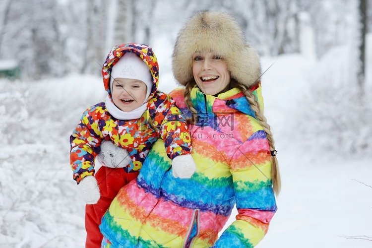 在雪地里冬日漫步的快乐小女孩