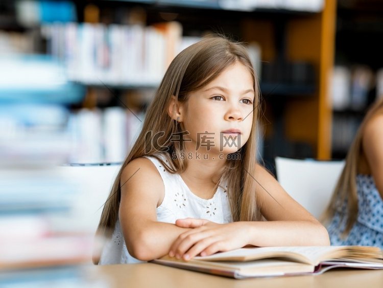 小女孩在图书馆看书。我喜欢看书