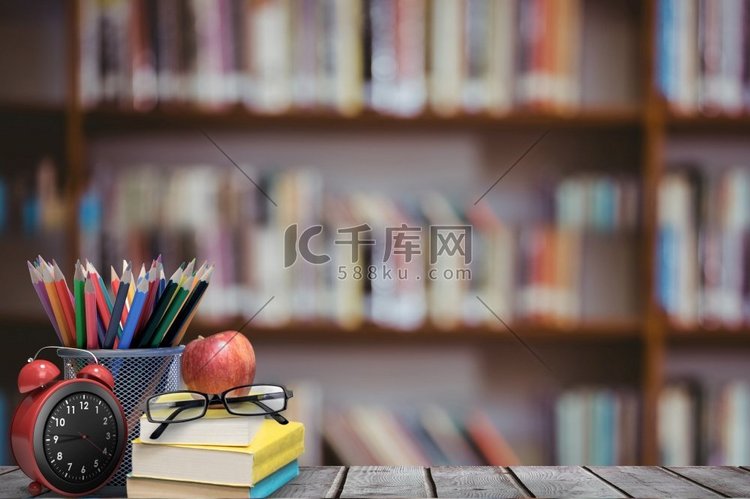 图书馆背景下学校教材和苹果的数