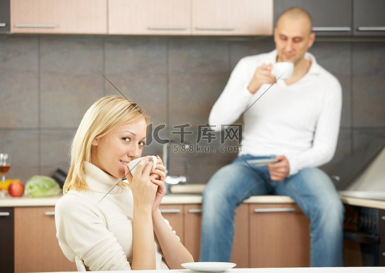 一对幸福的夫妇在厨房里喝茶。茶