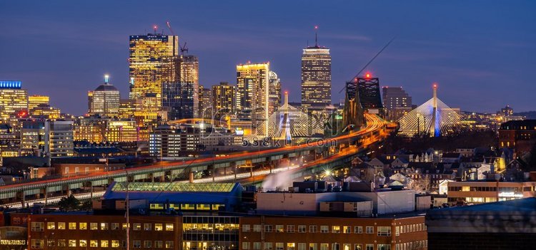波士顿城市景观全景，夜间有通往