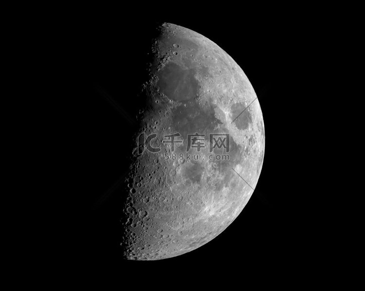 一张黑色背景下的月食特写照片。