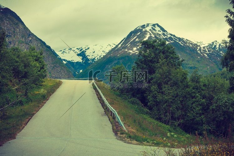 穿过诺勒山的公路。美丽的风景。