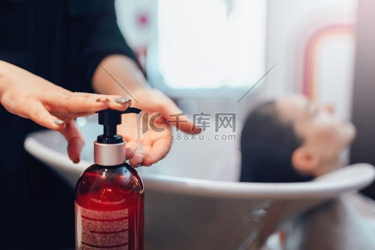 女理发师用洗发水洗顾客头发，美