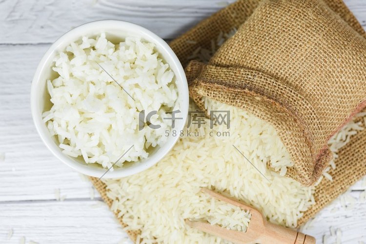 泰国米饭碗白木质背景/生的和熟