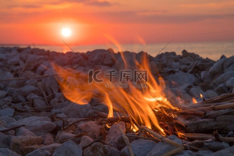 日落时分，一团火在海边燃烧。