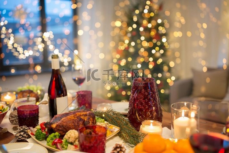 圣诞晚餐和饮食概念-在家里的餐