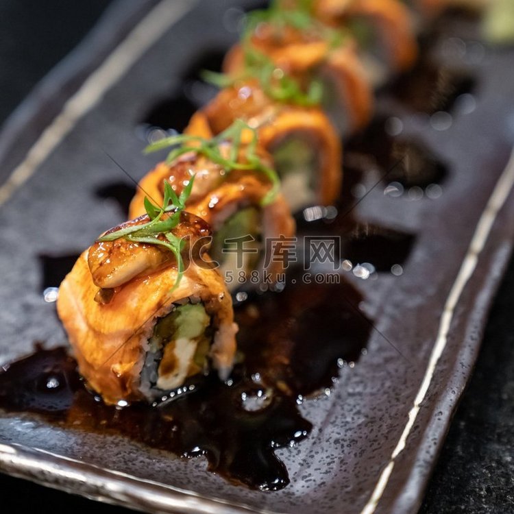 三文鱼鹅肝卷，融合日本料理。