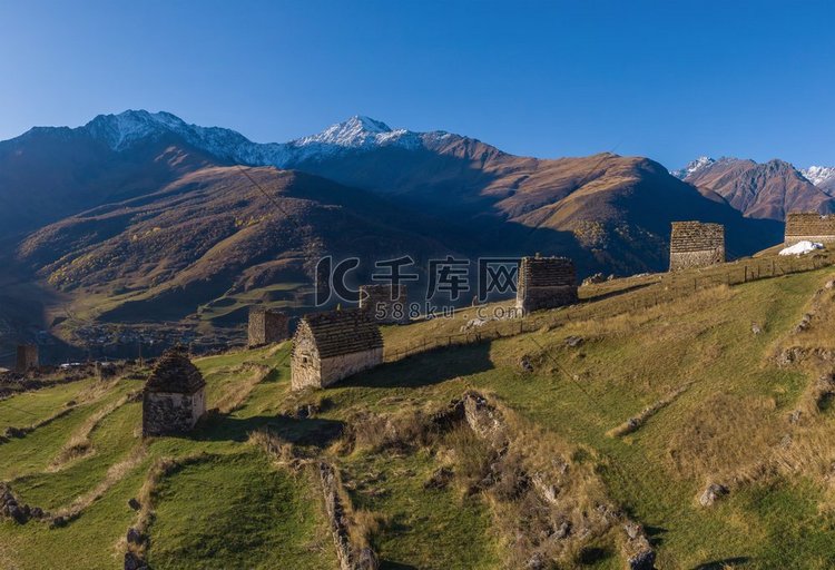 北奥塞梯的山脉景观和中世纪建筑