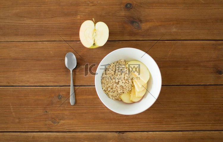  早餐，苹果，勺子，麦片